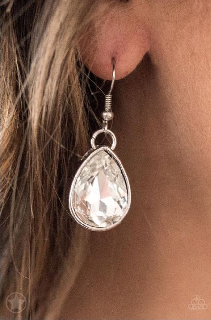 Show-Stopping Shimmer White Necklace